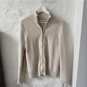 Beige kofta  - Säljer en riktigt clean ljusbeige kofta från Bläck i storlek S. Den är i mycket fräscht skick. Nypris går på runt 900 kr. Hör av dig vid intresse, kan gå ner i pris vid snabb affär!