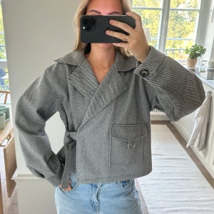 Grå kort kappa - Så perfekt höstjacka som man knyter i sidan😇⭐️