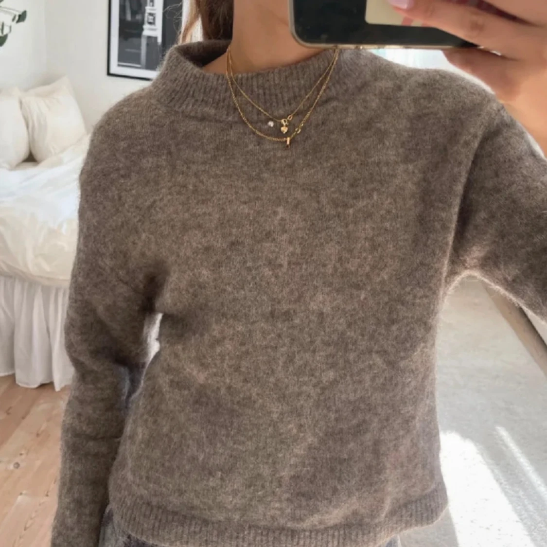 Brun stickad tröja med hög krage - 1