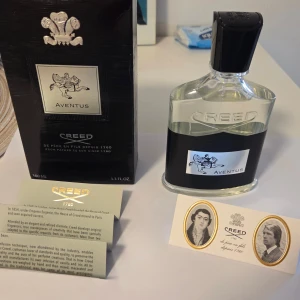 Creed Aventus Eau de Parfum 100ml - Lyxig parfym från Creed, Aventus, 100ml. Flaskan är transparent med svart etikett och silverdetaljer, och har en elegant svart kork. Parfymen är tillverkad i Frankrike och kommer i en svart kartong med silverlogga. Klassisk och exklusiv doft för dig som vill sticka ut.har köpt den,men inte i min smak,så kanske någon annan vill testa en sådan och hitta sin nya favorit parfym