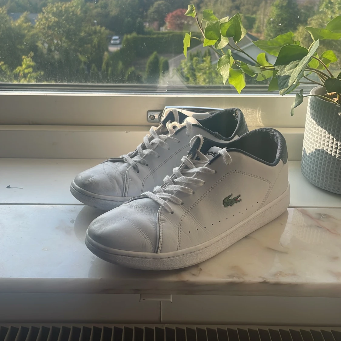 Vita sneakers från Lacoste i skinn