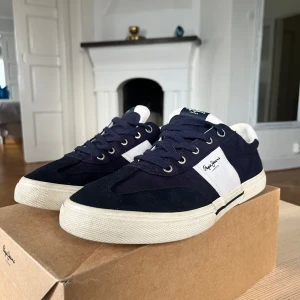 Feta skor från pepe jeans - Säljer dessa bra höst skor från pepejeans det är i bra skick och perfekta till hösten! Du får med dig sko paketet!