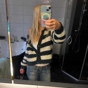 Stickad kofta från Zara - Supermysig stickad kofta från Zara med breda svarta och vita ränder. Koftan har lång ärm och knäpps med stora knappar framtill. Perfekt nu inför hösten, så passa på!💕Använt men gott skick. Stolek M men passar S också
