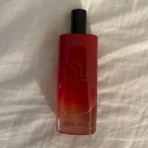 Sì Passione Eau de Parfum - Sì Passione från Giorgio Armani är en parfym med snygg röd flaska och modern känsla. Perfekt för dig som vill sticka ut och visa din personlighet. 