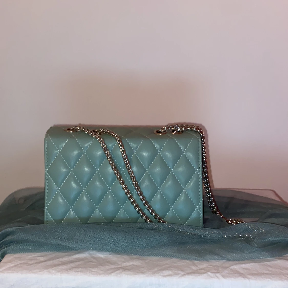 Quiltad grön axelväska med kedja - 1