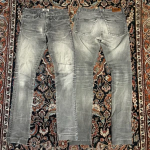 Vintage grå acne jeans - Sjukt feta grå acne jeans med en fet tvätt och slitning. De är en slim modell. Midja: 39cm Längd: 102cm Benöppning: 16cm