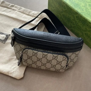 Beige magväska  - Beige magväska. Ny skick, fraktar inom 48 timmar box ingår