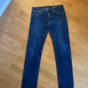 A.P.C. Petit Standard  - Snygga blå A.P.C. Petit Standard selvedge jeans i rak och smal passform i nyskick. Tveka inte på att höra av dig! Priset är inte hugget i sten.