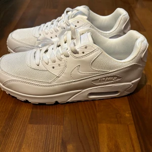 Nike Air Max 90 Triple White sneakers helt Nya - Du får mina andra skor för 150 om ni köper dessa)/skickar dessa med de andra. Nike Air Max 90 i helvitt med klassisk chunky sula och synlig Air-enhet. Ovandel i mesh och syntet med snygga detaljer och broderad Swoosh. Perfekta sneakers för dig som gillar en clean och sportig look. Levereras i originalkartong.