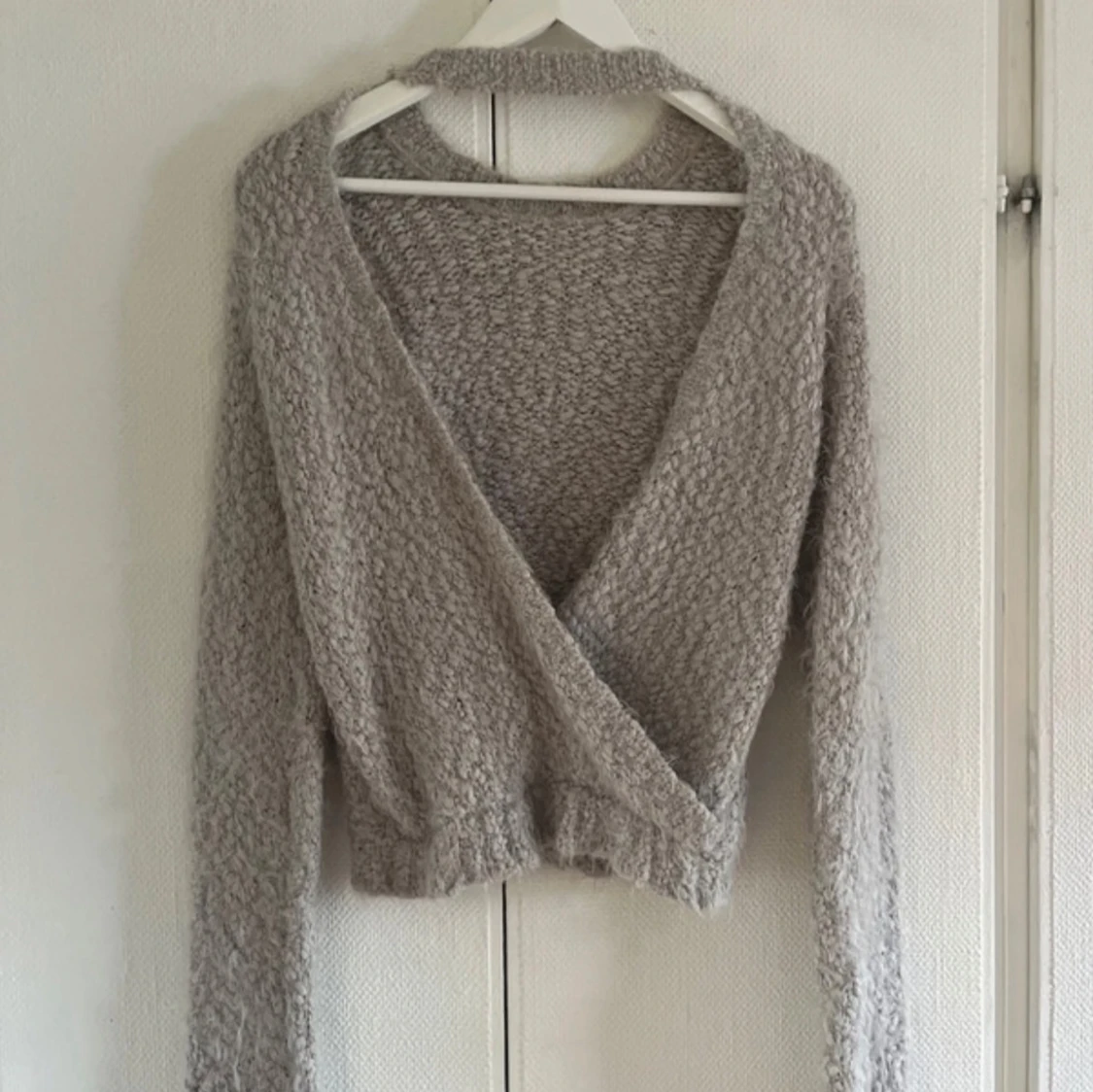 Beige omlottstickad tröja  från Nelly - 2