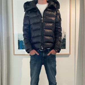 Moncler jacka  - Tjenare säljer nu den eftertraktade Moncler jackan som är perfekt inför hösten/vintern.⛄️De  är i bra skick ända e en dragkedja som är utbyt, den är så klart äkta och finns certilogo tag som bevis, nypris är 17000 kr vårt är 3499. Skick 8/10🧥. Den är i str 1 som motsvarar S, bara att höra av sig vid frågor eller funderingar. Mvh🙌