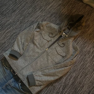 Baldessarini Jacka - Säljer min galet snygga jacka från Baldessarini som tyvärr var lite för stor mig. Stilren design med huva, dubbeldragkedja och rymliga fickor. En jacka som funkar lika bra till vardags som när du vill klä upp dig lite extra. Nypris ~ 4400kr❗️Tveka inte med att höra av dig om du har någon fundering!