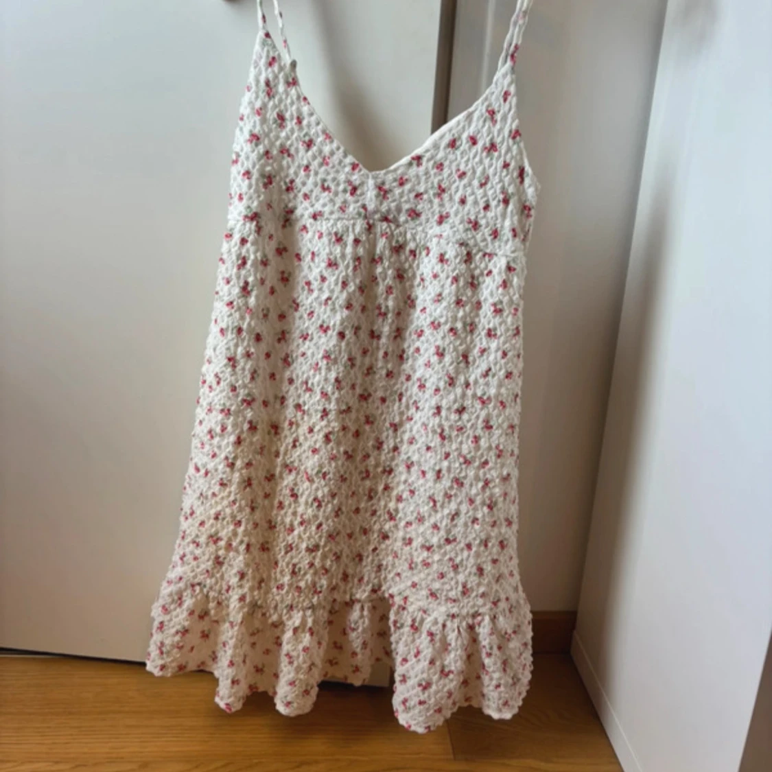 Vit blommig sommarklänning med volang