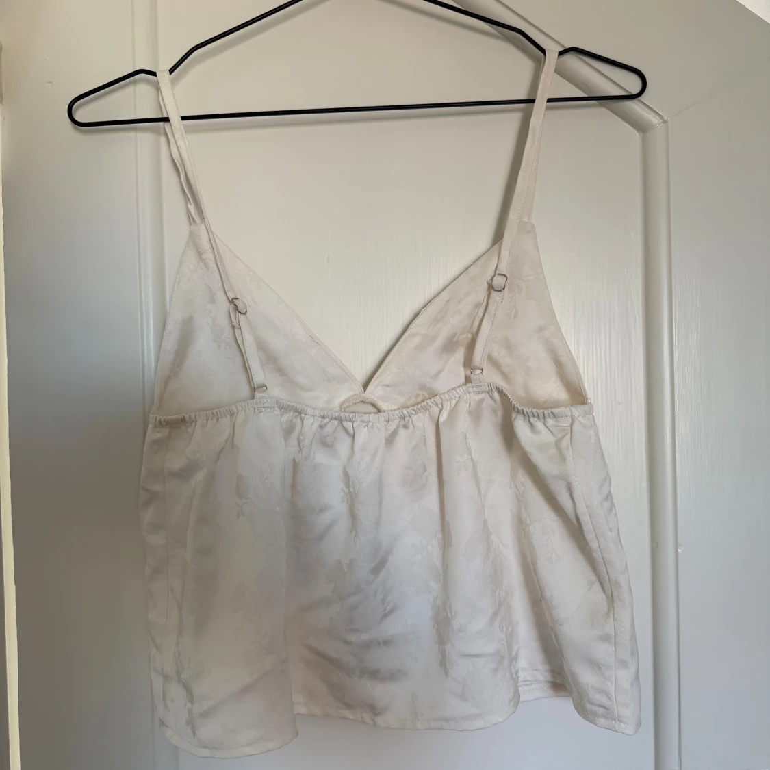 Vit linnetopp i satin - 1