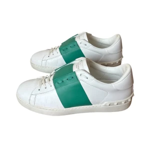 Valentino Garavani open skor - Valentino sneakers, storlek 42/42.5. Skick 9/10 som nya med alla orginal tillbehör, pris 2990kr finns att köpa på våran hemsida, Fashionels.com