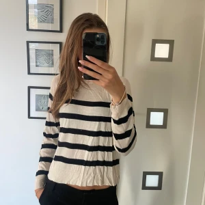 Zara tröja - Tunn luftig randig tröja ifrån Zara! Superskön och supersnygg! Köpt i Spanien💕💕
