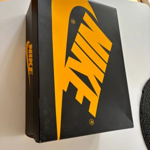 Nike Air Jordan 1 Retro High OG Pollen - Nike Air Jordan 1 Retro High OG i färgen Pollen/Black/White. Klassiska high-top sneakers med svart och gul ovandel i skinn, vita sulor och gula snören. Ikonisk Air Jordan-logga på sidan. Perfekta för dig som vill sticka ut med en riktigt fet sneaker. Sicket på skorna är superbra använda ett fåtal gånger  , pris kan diskuteras