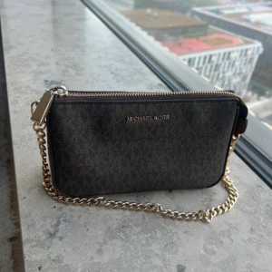 Handväska Michael Kors - Höjd: 11cm och längd: 19cm, se bilder för väskans skick!