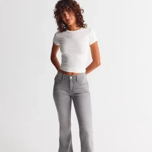 Grå bootcut jeans från Gina Tricot - Low waist bootcut jeans från ginatricot i storlek 36. Helt slutsålda på hemsidan! 