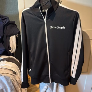 Palm Angels svart track jacket - Svart track jacket från Palm Angels. Ny skick använd fåtal gånger sitter väldigt bra. 