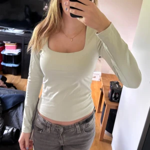 Mintgrön långärmad topp - Säljer en mintgrön långärmad topp med snygg fyrkantig ringning. Den är varm och mjuk på insidan vilken passar väldigt bra nu till hösten/vintern❄️Hör av dig vid frågar så svarar jag oftast väldigt snabbt💖