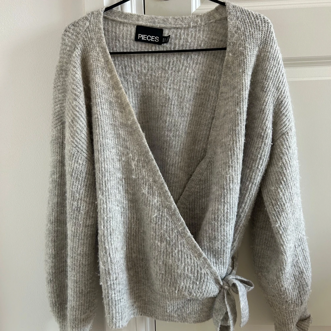 Grå omlottkofta från Pieces - 1