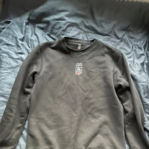 Svart sweatshirt från Van Deer - Svart sweatshirt från Van Deer med rund hals och tryckt logga på bröstet. 