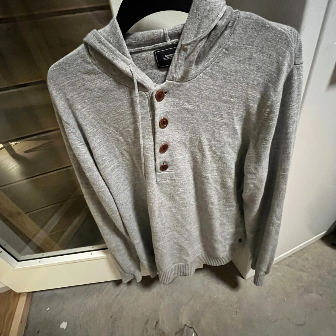 Grå hoodie från Boomerang med knappar - 1