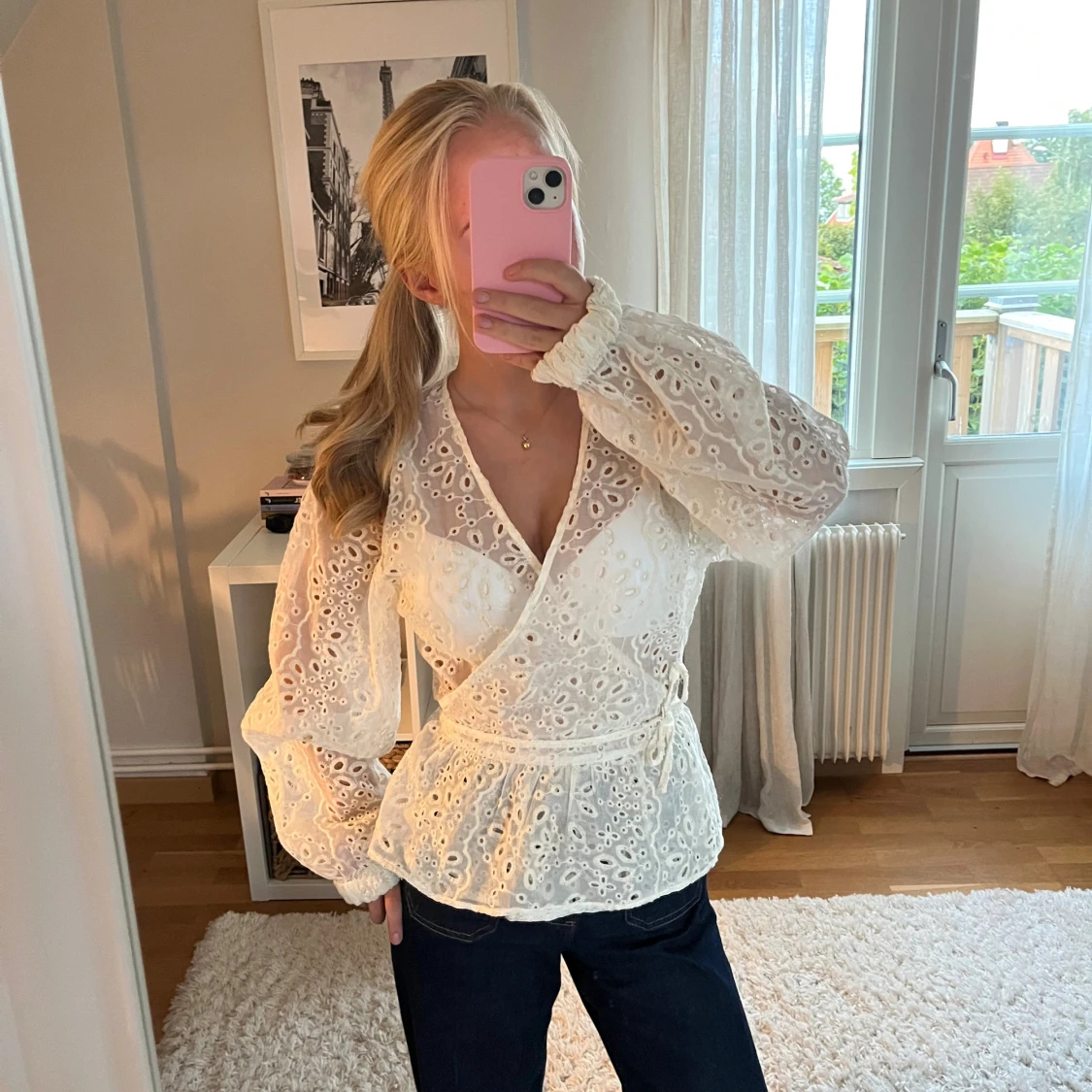 Vit omlottblus med spetsdetaljer - 1