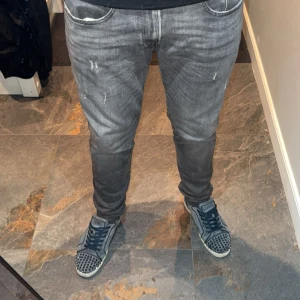 Replay Anbass  - Snygga Replay Anbass jeans i grå tvätt med slittningar. Använda en gång sen jag köpte dom på pondus.