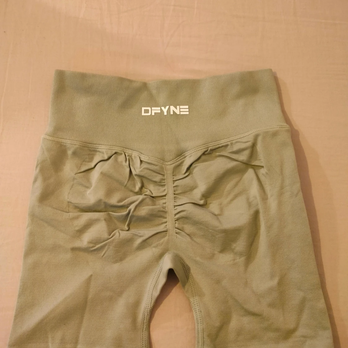 Gröna DFYNE shorts med scrunch