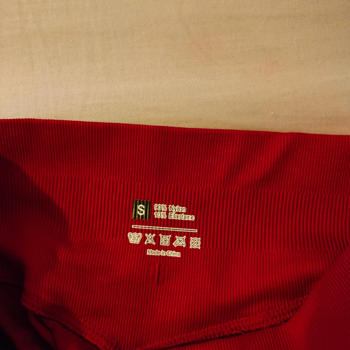 Röda DFYNE högmidjade träningsshorts - 2