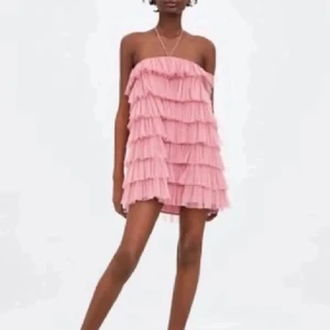 Rosa tyllklänning zara - Supersnygg mini klänning från Zara i tyll! 💕💕💕pris kan diskuteras! Första bild lånad