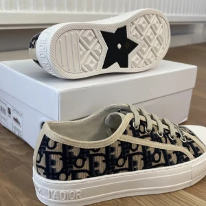 Dior walkin  - Hej, nu säljer jag ett par jätte fina dior walkin skor dom är i topp skick för ett bra pris, i storlek 37 kontakta mig innan köp 😊💕