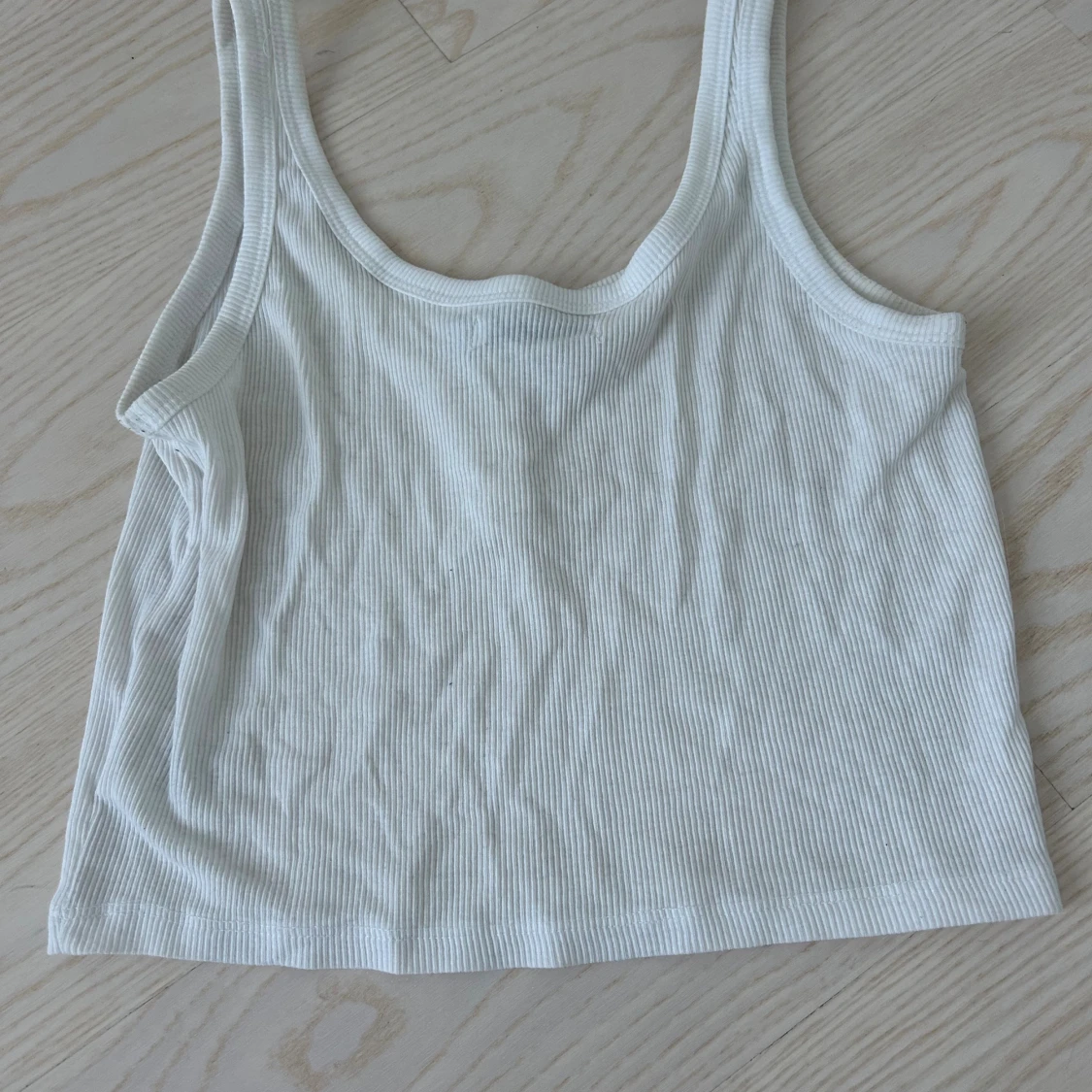 Vit ribbad linnetopp med knappar - 1