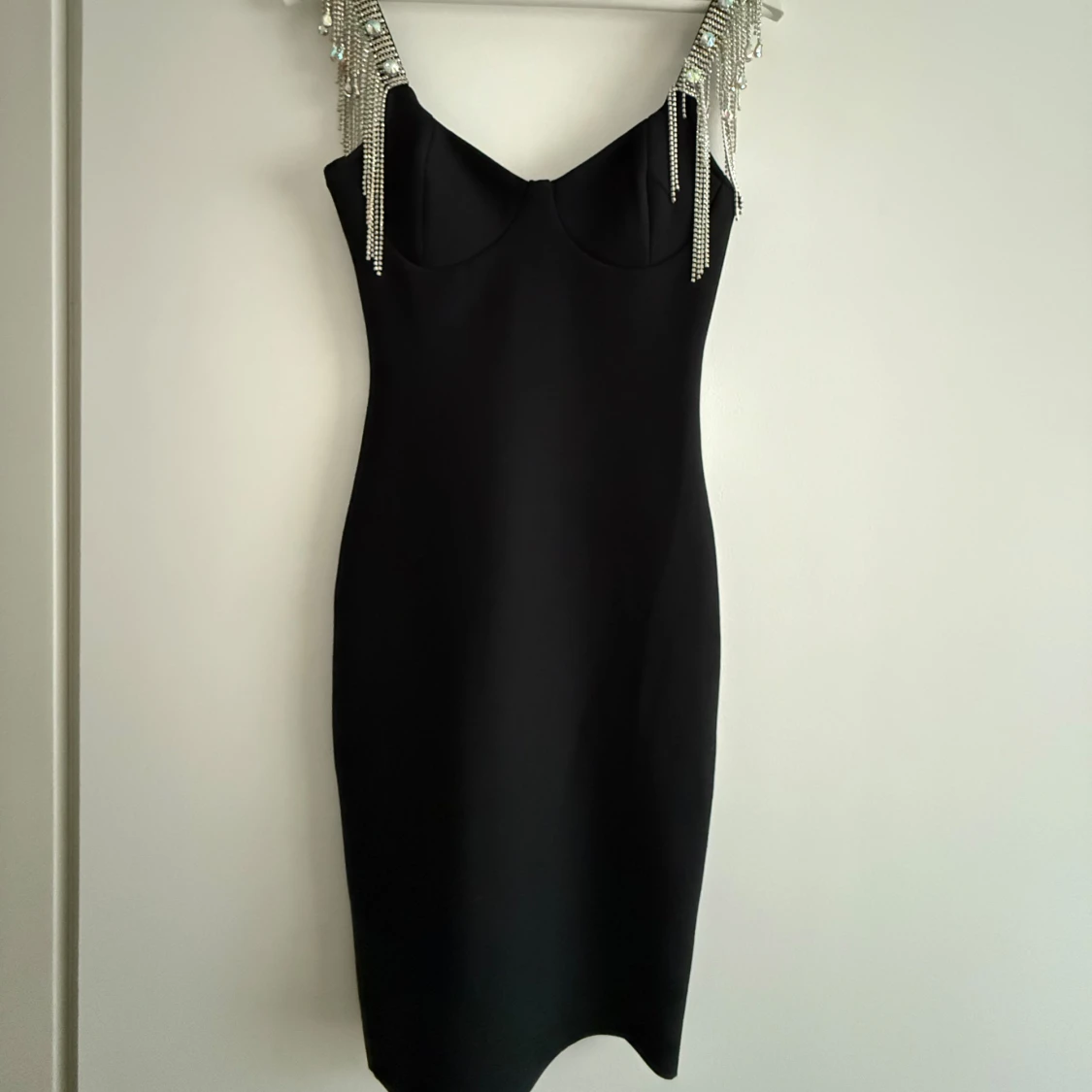 Svart helt ny klänning med glittriga axelband