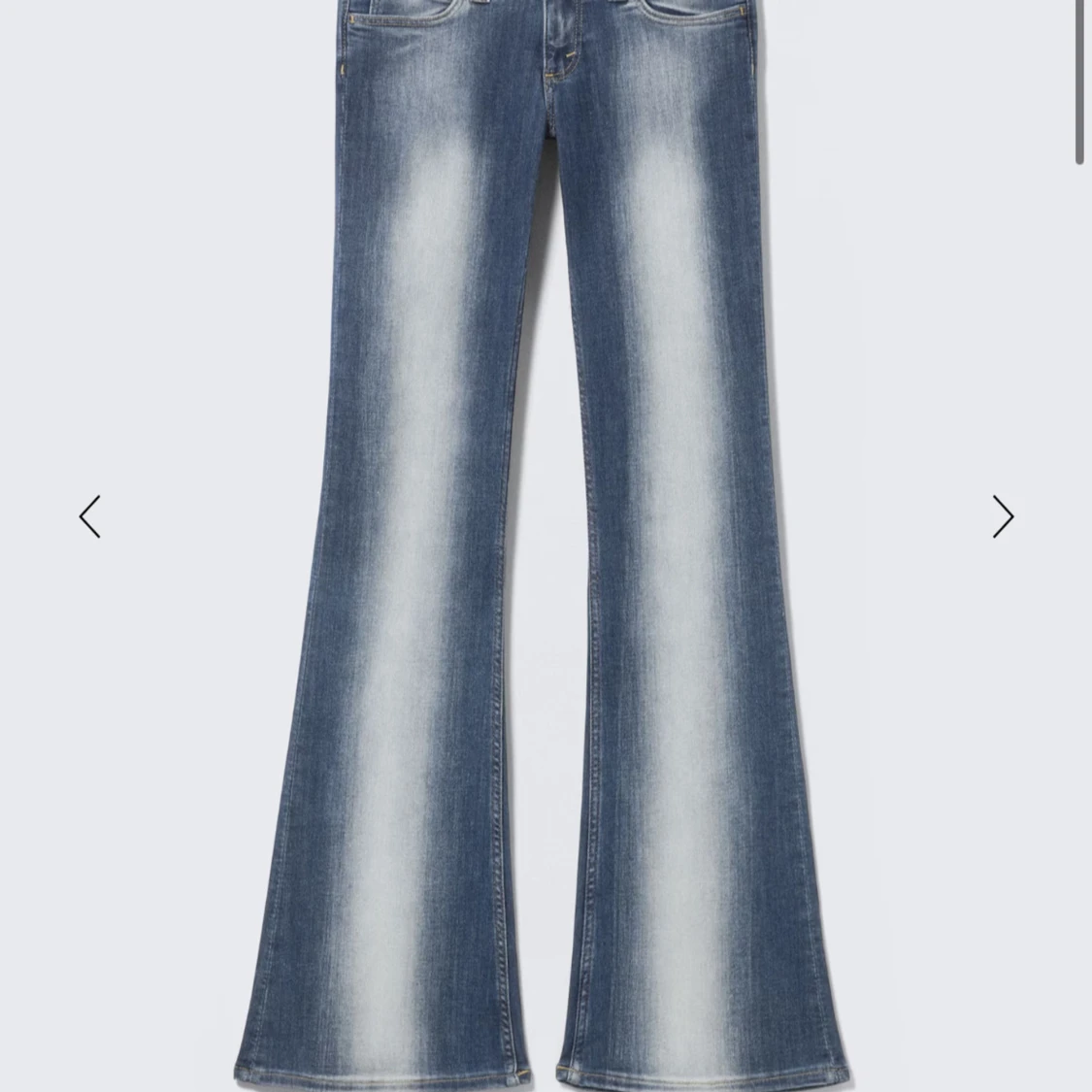Blå bootcut jeans med blekta detaljer