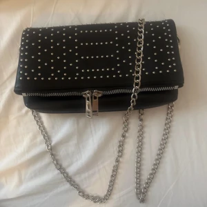 Svart axelväska med nitar och kedja - Väska 