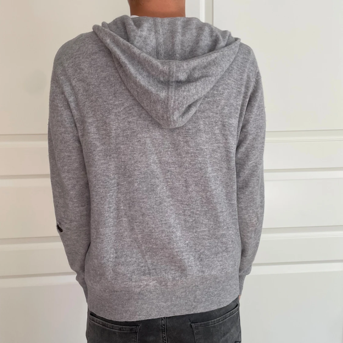 Grå kashmir hoodie från Sayless - 1