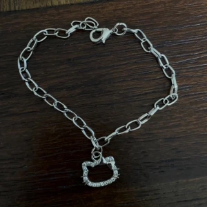 Hello kitty armband - Kjedje armband med hellokitty🩷 Kolla gärna min profil för fler hello kitty saker!!🩷