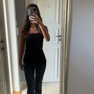 Topp med volang och glitter - Såå fin svart tub topp med volanger och glitter (det är inte volanger bak)🤍🍋