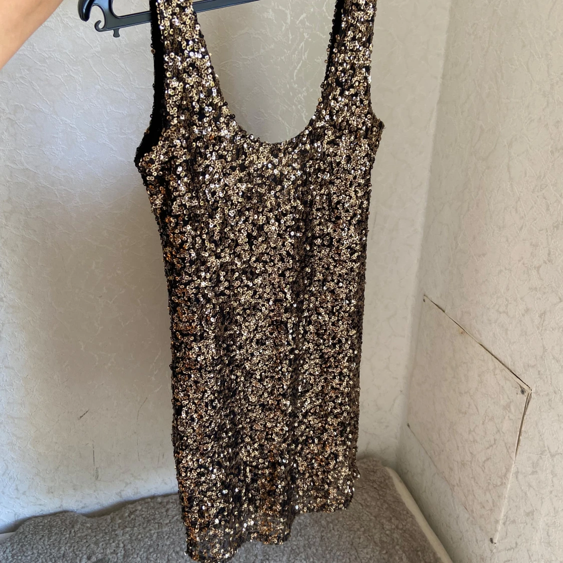 Glittrig paljettklänning i guld st.M-L - 2