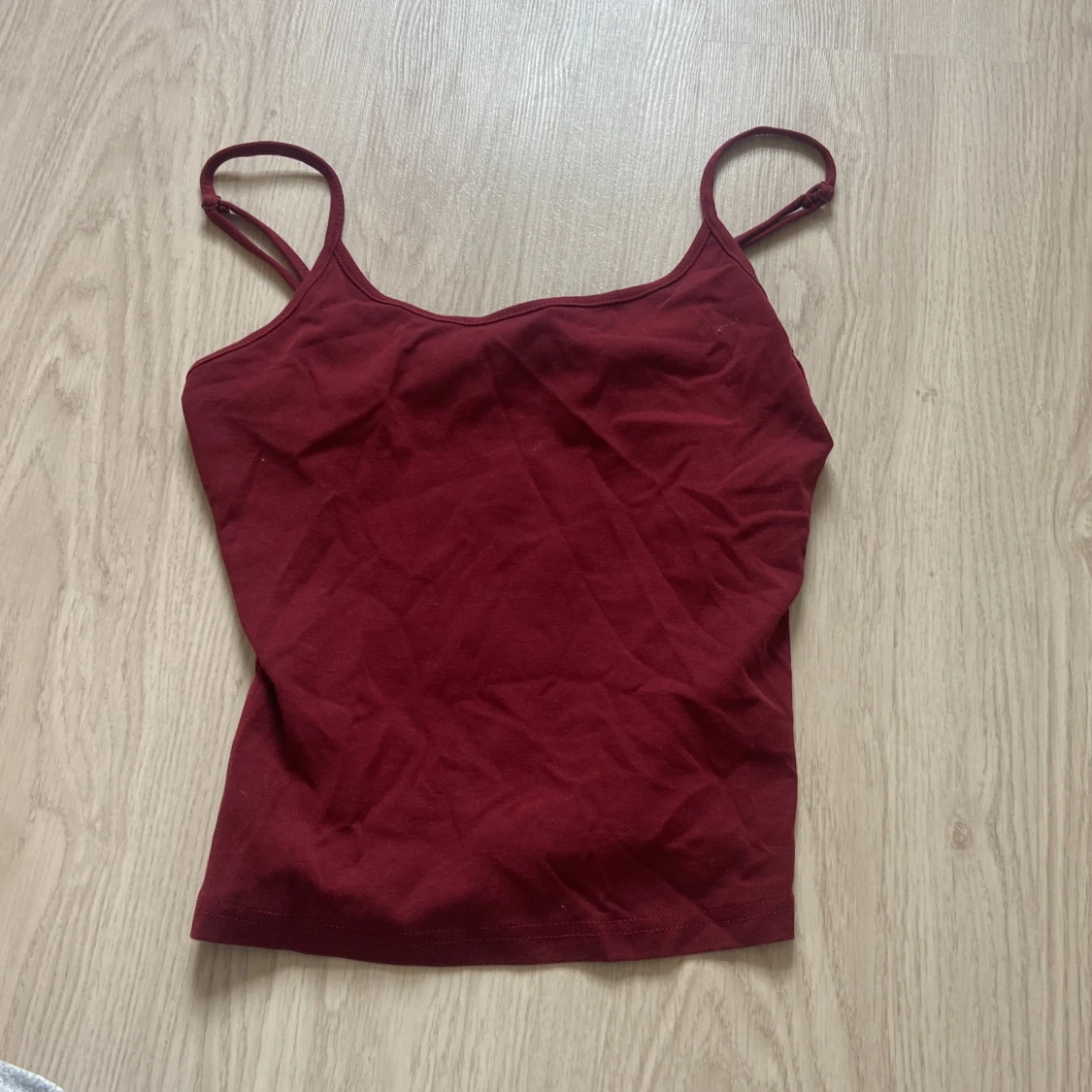 Vinröd linnetopp med smala axelband