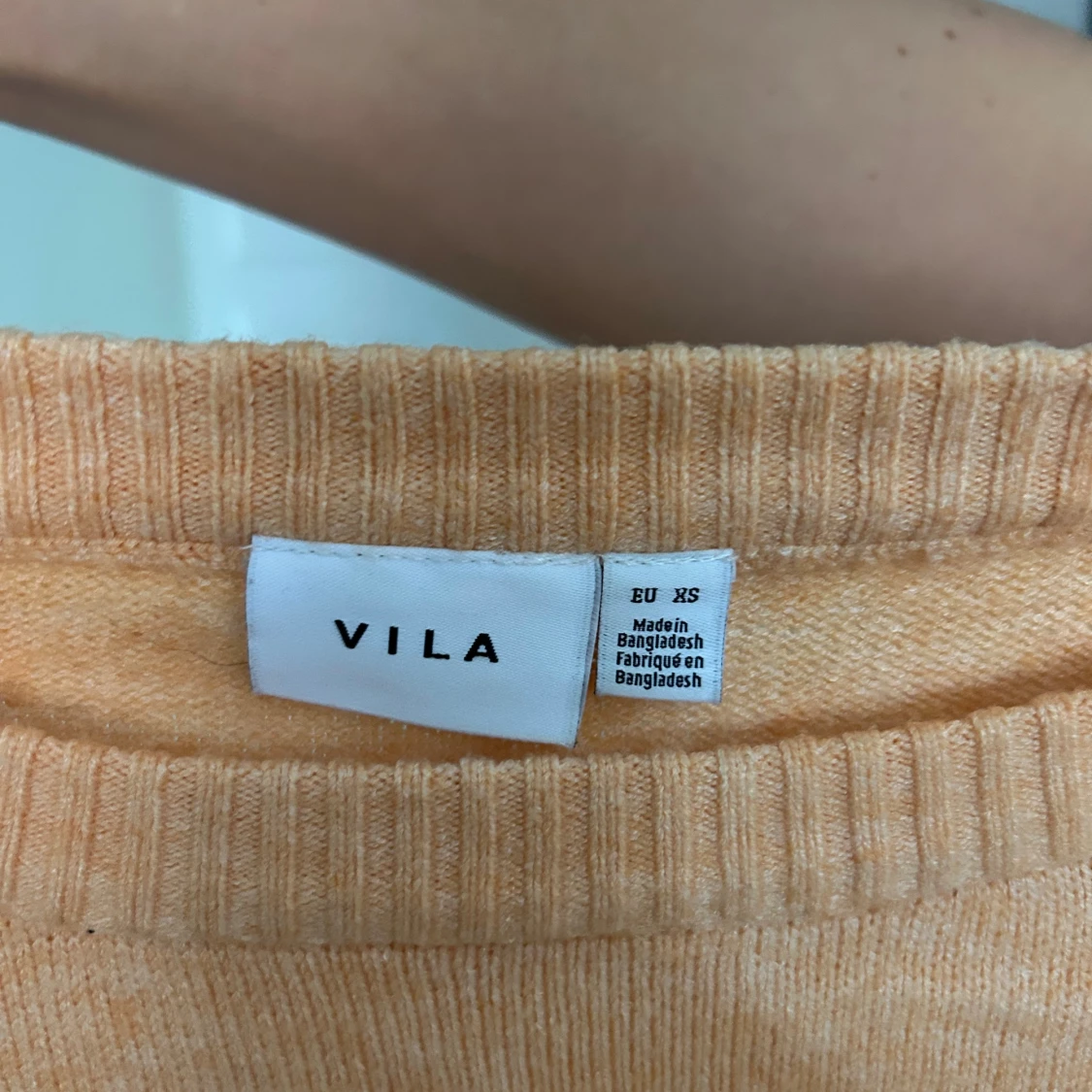 Ljus orange (aprikos) stickad tröja från Vila - 1