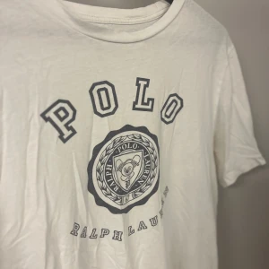 Ralph Lauren T-Shirt - Denna tisha frön Ralph Lauren i xs/s säljs nu för en billig peng. Bara att höra av er vid minsta fundering