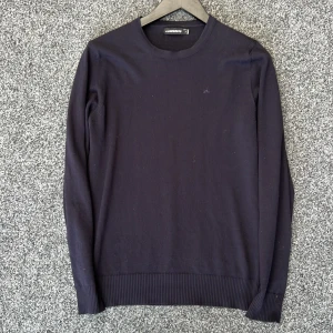 J Lindeberg merinotröja - Säljer nu denna sjukt snygga och bekväma merinotröja från j Lindeberg! Size: Small! Passar för dig runt 175-180! Skick: 9/10 inga defekter! Bara att höra av sig vid frågor eller andra funderingar 🤩