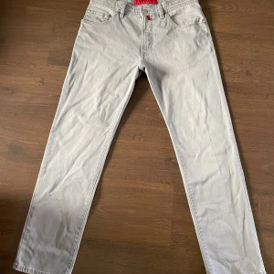 Grå jeans från Pierre Cardin - Snygga grå jeans från Pierre cardin i utmärkt skick. Perfekt för en avslappnad men ändå stilig look. Skriv privat vid minsta fundering👍🏻