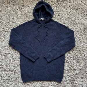 Stickad ull hoodie - Säljer denna riktigt feta stickade hoodien!⭐️Storlek S passar S!🙌Nypris = 2000kr! / tillverkad i Italien av exklusivt ull!⭐️Skick : 9,5/10!🤝Hör gärna av er om ni har funderingar!⭐️