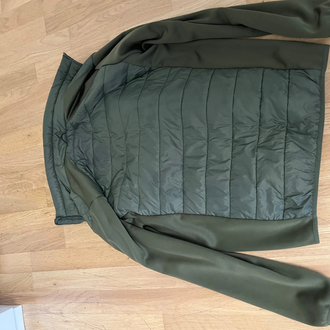 Olivgrön quiltad pufferjacka - 4