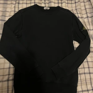Svart sweatshirt från Stone Island  - Mörkblå långärmad sweatshirt från Stone Island. Har ett litet hål vid högra armbåge och är lite småhål i slutet av vänstra armen. Smått som man inte tänker på och kan säkert laga. Nypris 3000kr mitt 699 . Vid snabb affär kan sänkas. Hör av dig vid någon fråga. Storlek S/M 
